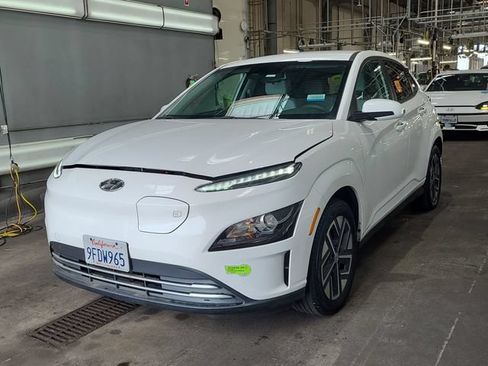 Used 2023 Hyundai Kona SE FWD image 2