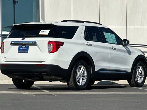 Certified 2022 Ford Explorer XLT image 3