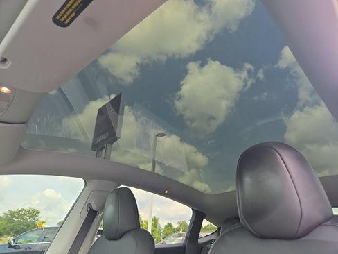 Used 2022 Tesla Model Y Long Range AWD/4WD image 35