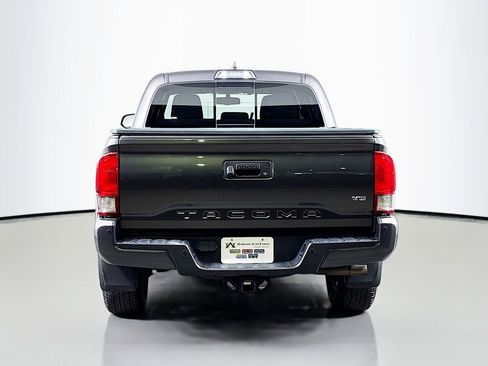 Used 2017 Toyota Tacoma TRD Sport w/ Premium & Technology Package AWD/4WD image 7