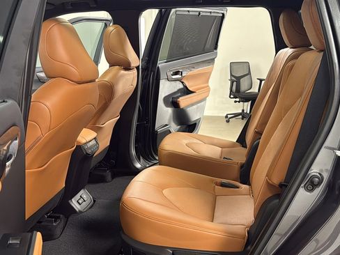 Used 2024 Toyota Highlander Platinum image 15
