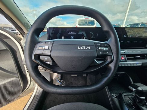 Used 2025 Kia K4 FWD image 18
