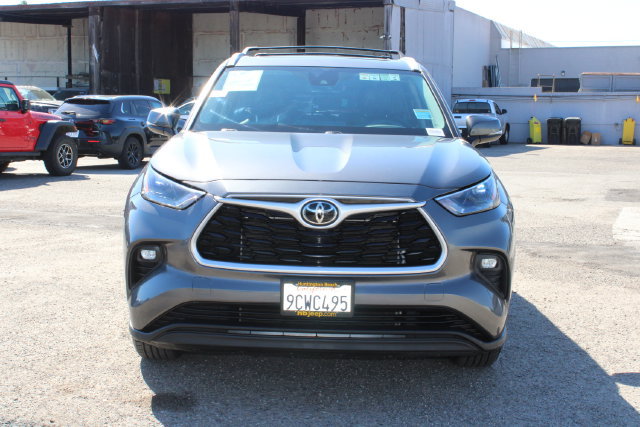 Used 2022 Toyota Highlander XLE FWD image 2