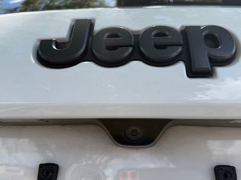 Used 2018 Jeep Grand Cherokee High Altitude RWD image 12