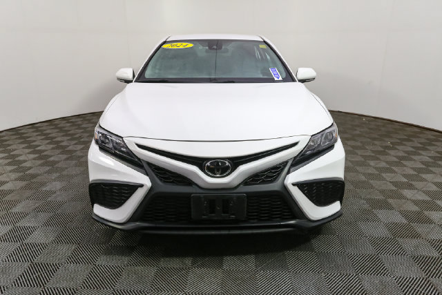 Used 2024 Toyota Camry SE w/ Cold Weather Package FWD image 4