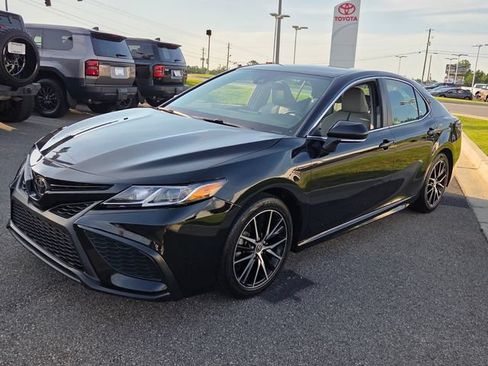 Used 2023 Toyota Camry SE FWD image 3