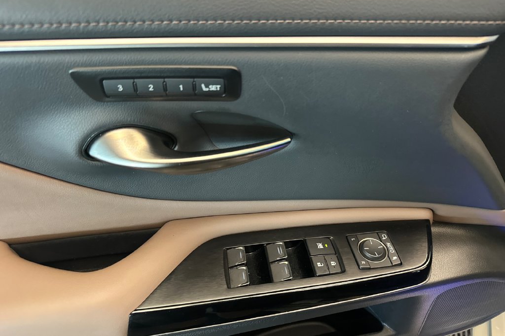 Certified 2025 Lexus ES 300h w/ Premium Package FWD image 11