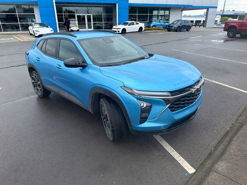 Used 2025 Chevrolet Trax RS FWD image 2