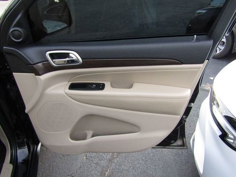 Used 2018 Jeep Grand Cherokee Laredo image 29