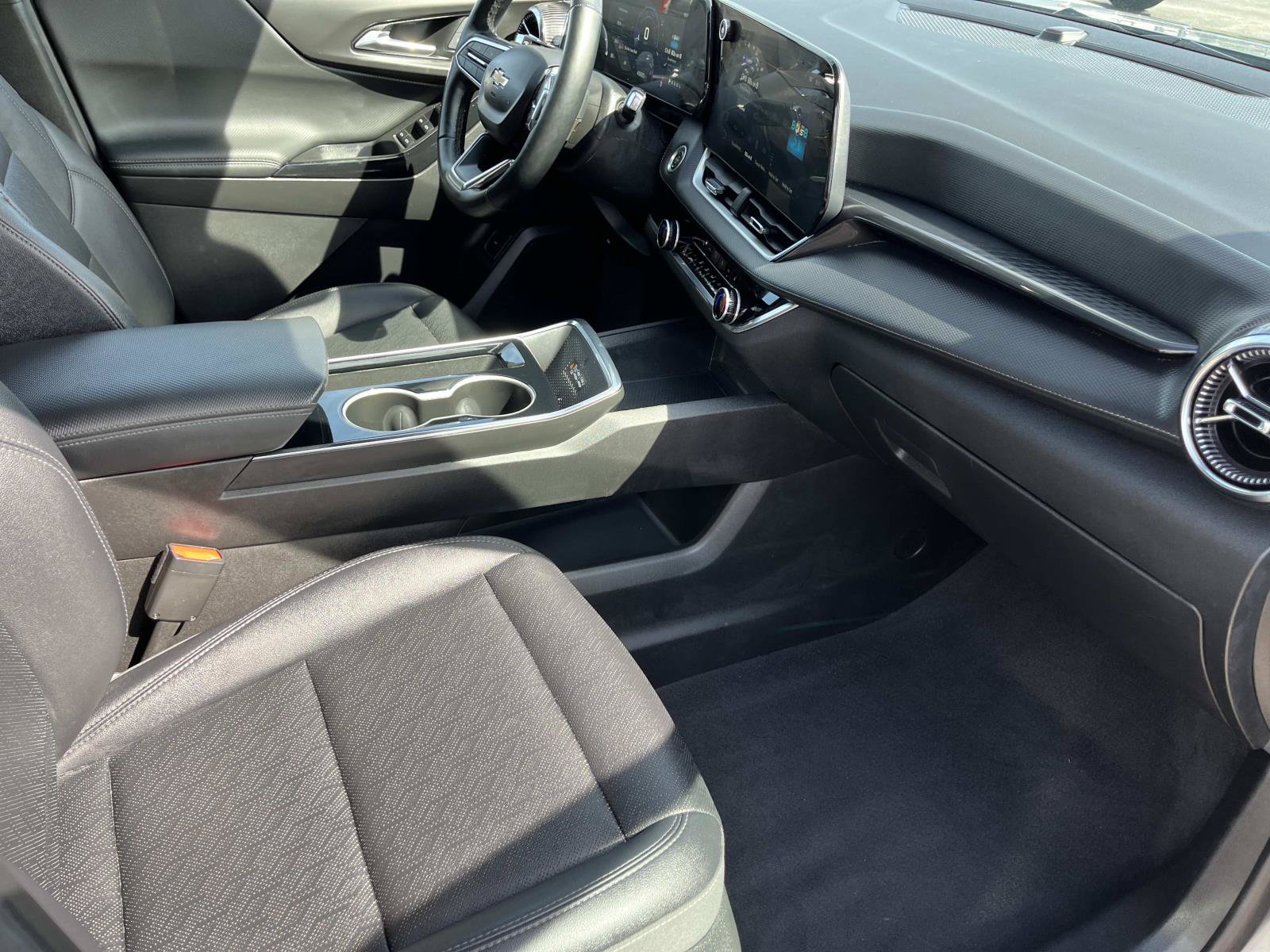 Used 2025 Chevrolet Equinox LT w/ Convenience Package II FWD image 24