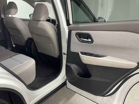 Used 2022 Nissan Rogue SV image 19