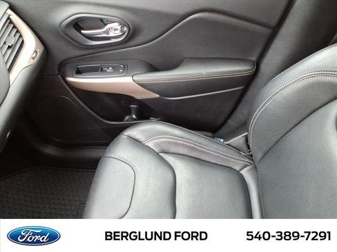 Used 2018 Jeep Cherokee Latitude w/ Altitude Package image 33