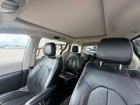 Used 2023 Chrysler Pacifica Limited FWD image 14