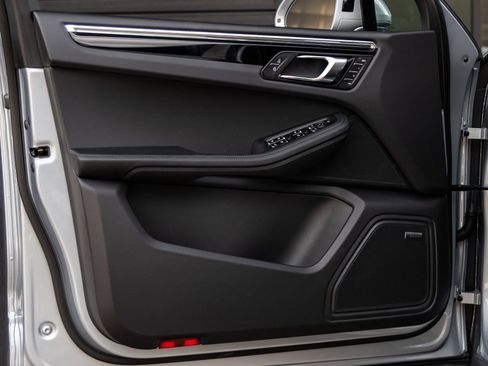 Certified 2026 Porsche Macan AWD/4WD image 22