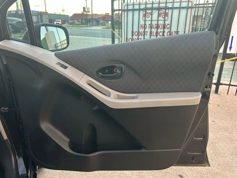 Used 2010 Toyota Yaris 4-Door Hatchback image 15