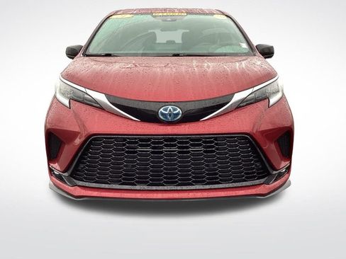 Used 2021 Toyota Sienna XSE w/ XSE Plus Package image 2