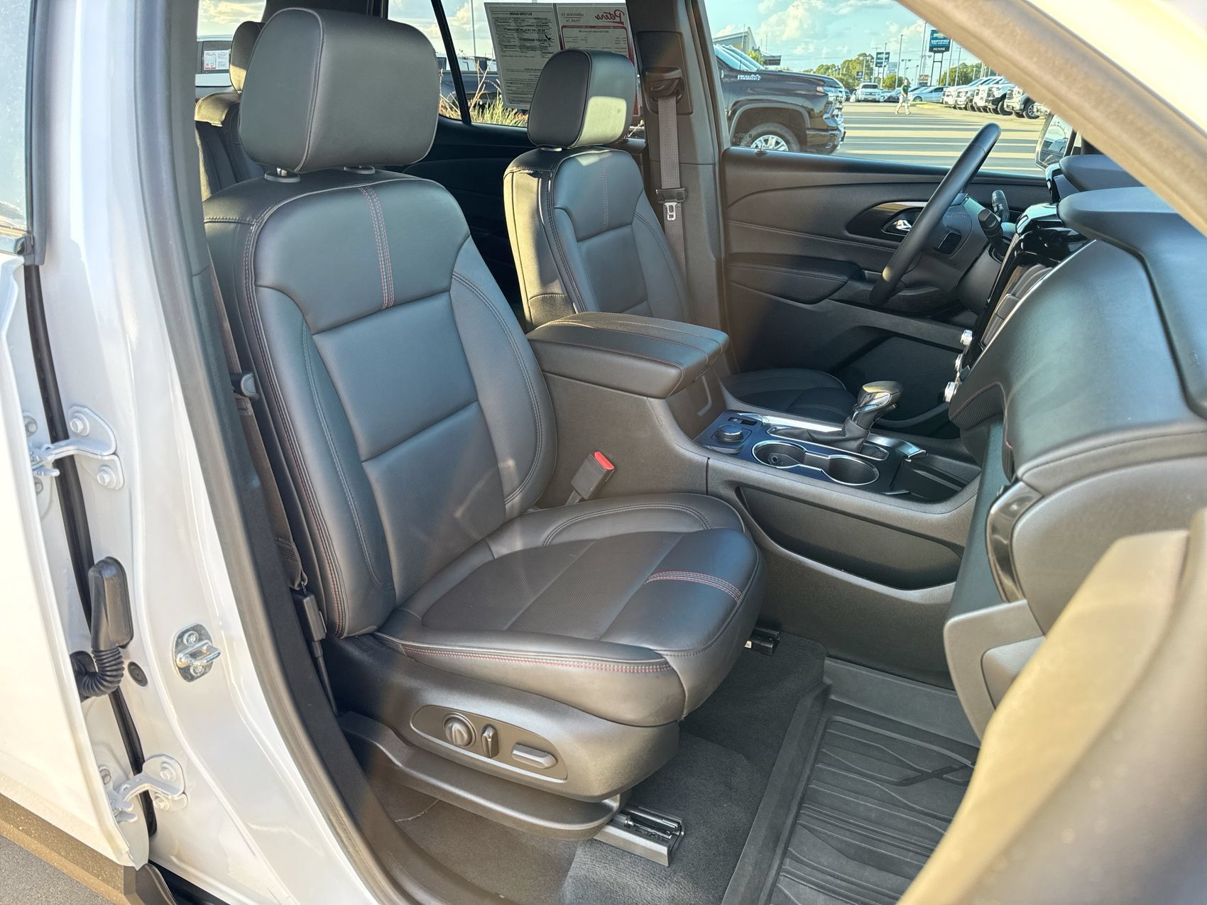 Used 2023 Chevrolet Traverse RS FWD image 24