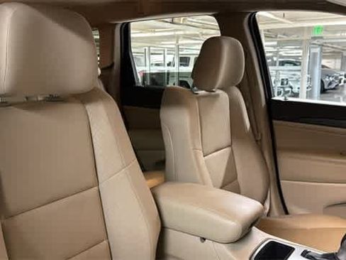 Used 2022 Jeep Grand Cherokee Laredo E image 30