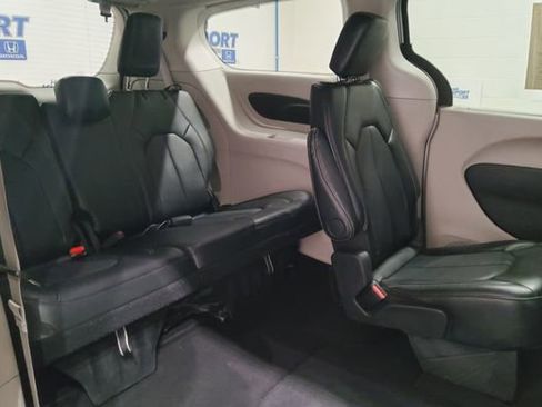 Used 2024 Chrysler Pacifica Touring-L FWD image 19