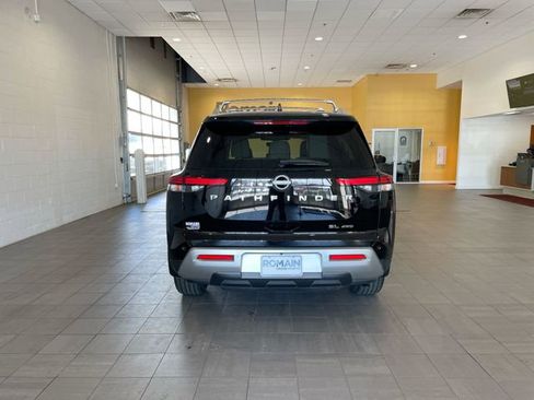 Used 2025 Nissan Pathfinder SL image 4