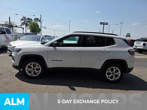 Used 2025 Jeep Compass Latitude AWD/4WD image 3