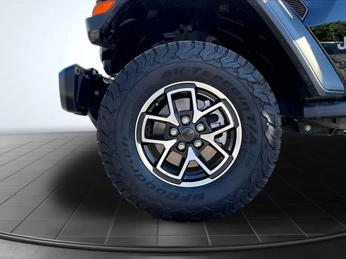Used 2025 Jeep Wrangler Unlimited Rubicon w/ Convenience Group AWD/4WD image 8