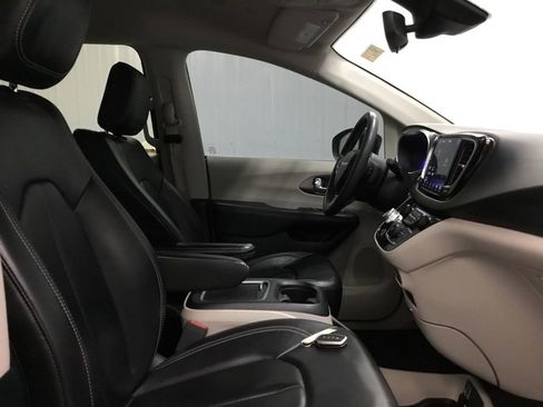 Used 2023 Chrysler Pacifica Touring-L image 20