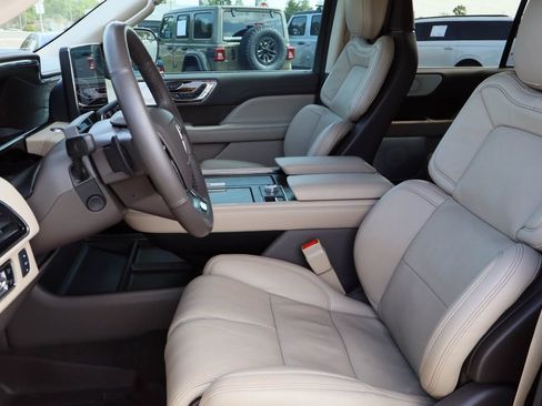 Used 2024 Lincoln Navigator Reserve image 23