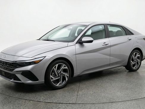 Used 2025 Hyundai Elantra Limited image 3