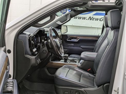 Used 2022 Chevrolet Silverado 1500 High Country w/ Technology Package image 4