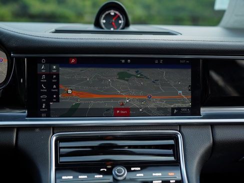 Used 2018 Porsche Panamera 4 image 30