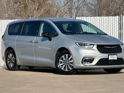 Used 2024 Chrysler Pacifica Select