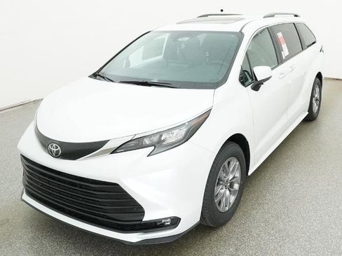 New 2026 Toyota Sienna XLE image 9