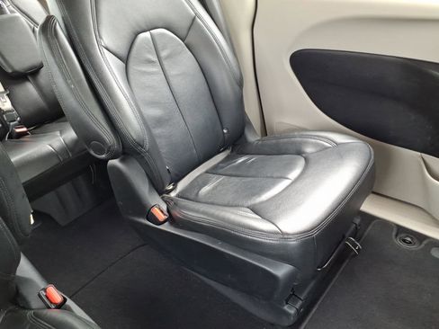 Used 2020 Chrysler Voyager LX FWD image 23