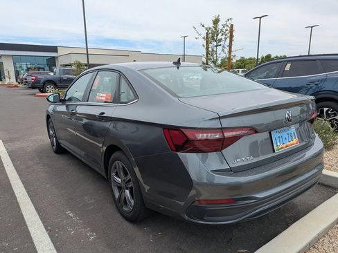 Used 2024 Volkswagen Jetta SE FWD image 3