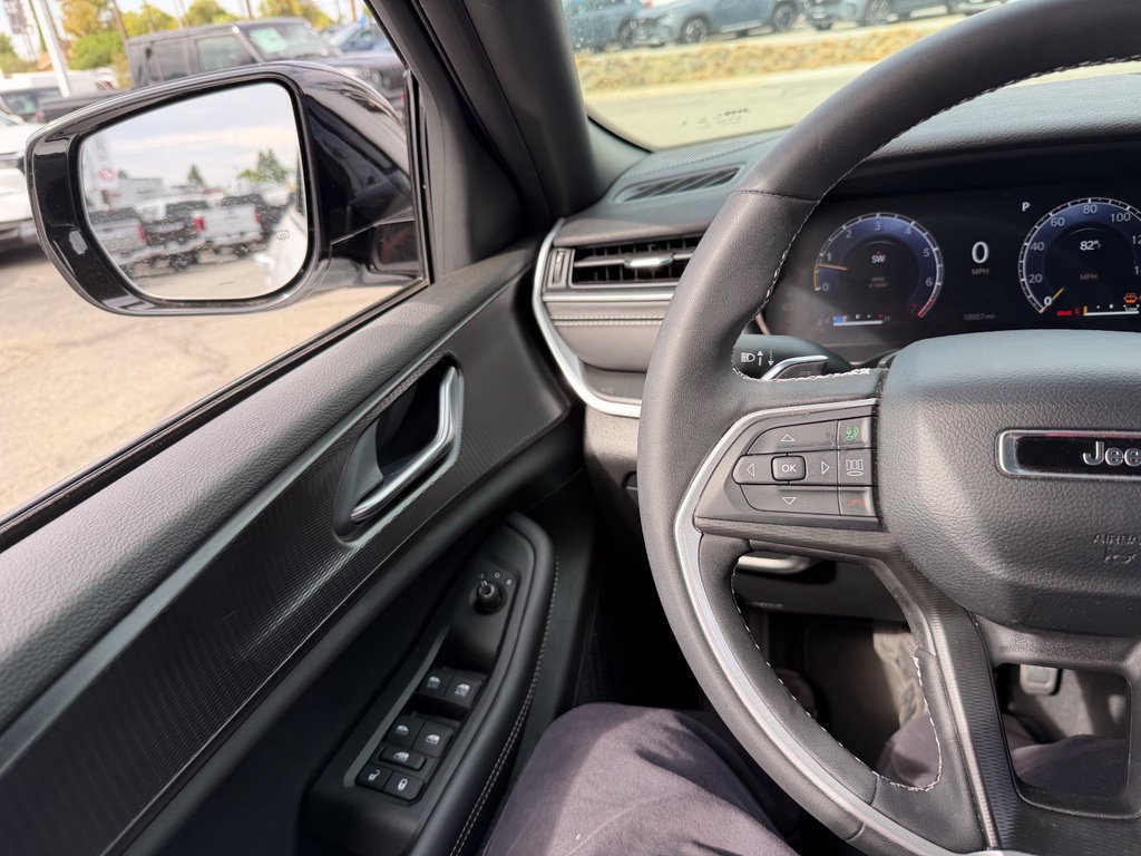 Used 2025 Jeep Grand Cherokee Altitude RWD image 6