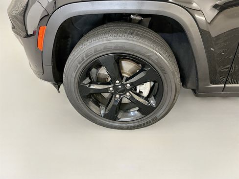 Used 2023 Jeep Grand Cherokee L Laredo image 11