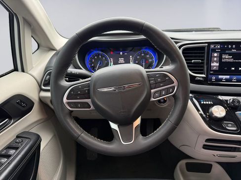 Used 2022 Chrysler Pacifica Touring-L image 13