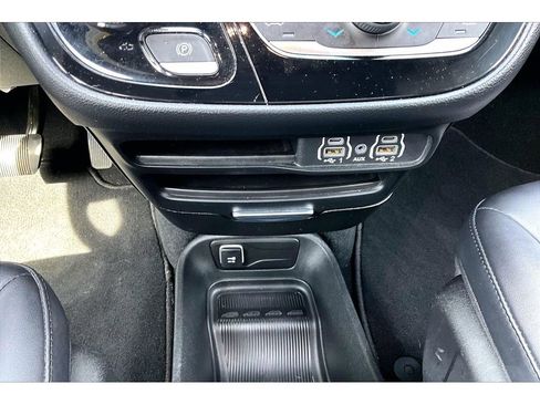 Certified 2025 Chrysler Pacifica Select image 29