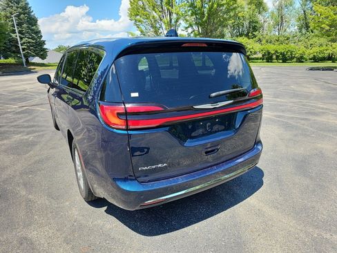 Used 2023 Chrysler Pacifica Touring-L FWD image 3