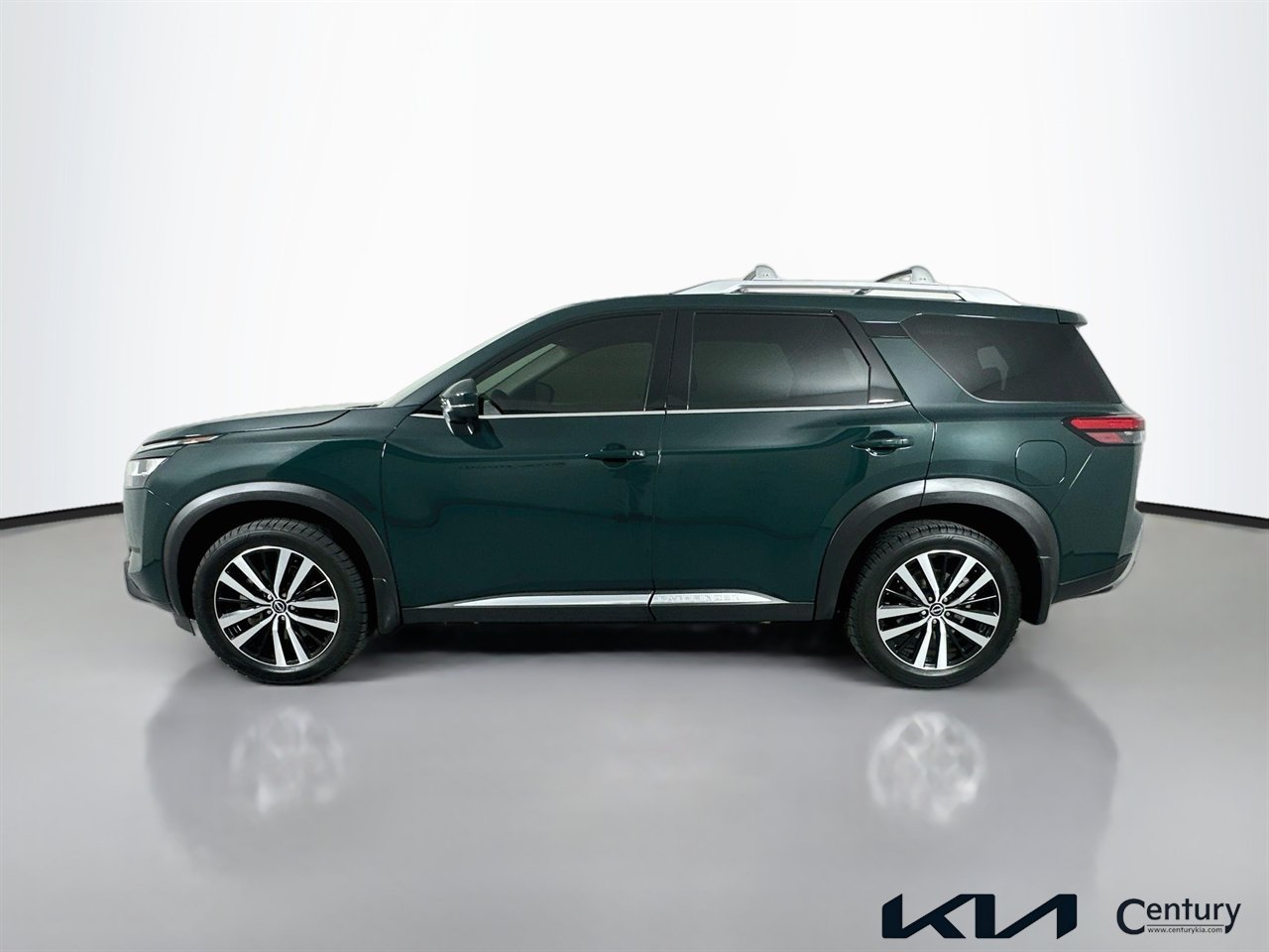 Used 2024 Nissan Pathfinder Platinum w/ Black Appearance Package FWD image 8