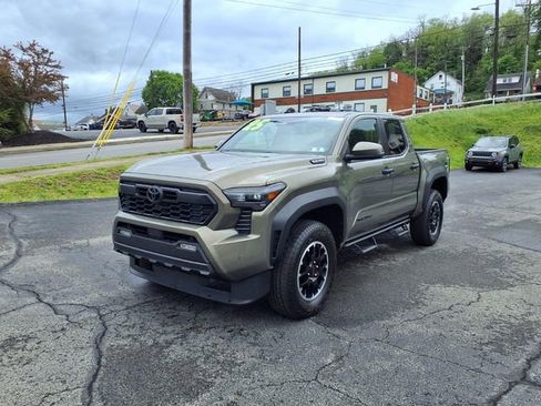 Used 2025 Toyota Tacoma TRD Off-Road w/ TRD Off Road Upgrade Package AWD/4WD image 3