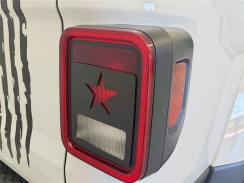 Used 2022 Jeep Gladiator Sport AWD/4WD image 15