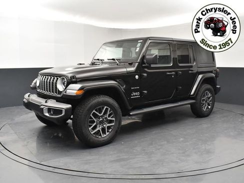 Used 2024 Jeep Wrangler Unlimited Sahara w/ Technology Group AWD/4WD image 3