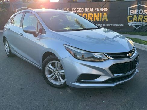 Used 2017 Chevrolet Cruze LT image 2