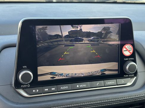 Used 2024 Nissan Rogue S FWD image 19