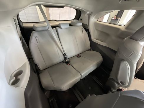 Used 2021 Toyota Sienna XLE image 21