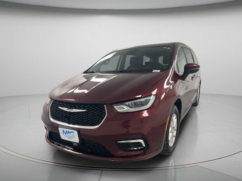 Used 2023 Chrysler Pacifica Touring-L FWD image 4