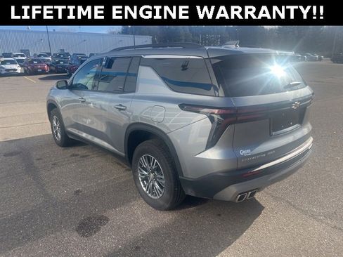 Used 2025 Chevrolet Traverse LT image 5