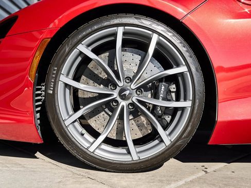 Used 2023 McLaren Artura image 3